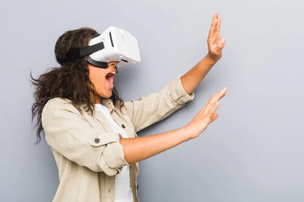 Jonge Afro Amerikaanse Vrouw Met Behulp Van Een Virtual Reality — Stockfoto