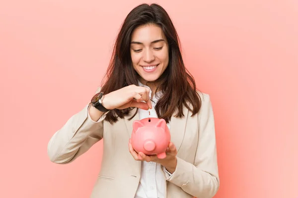 Jonge Blanke Vrouw Die Een Spaarvarken Vasthoudt — Stockfoto