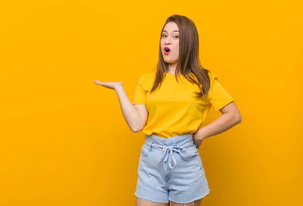 Jovem Adolescente Vestindo Uma Camisa Amarela Impressionado Segurando Espaço Cópia — Fotografia de Stock