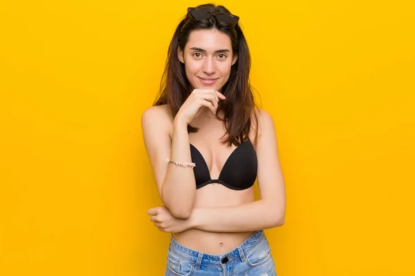 Jonge Brunette Vrouw Het Dragen Van Een Bikini Tegen Gele — Stockfoto