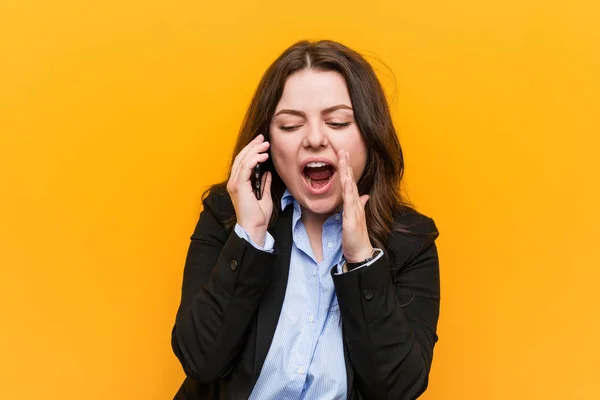 Jeune Femme Affaires Courbée Taille Tenant Téléphone Criant Excité Avant — Photo