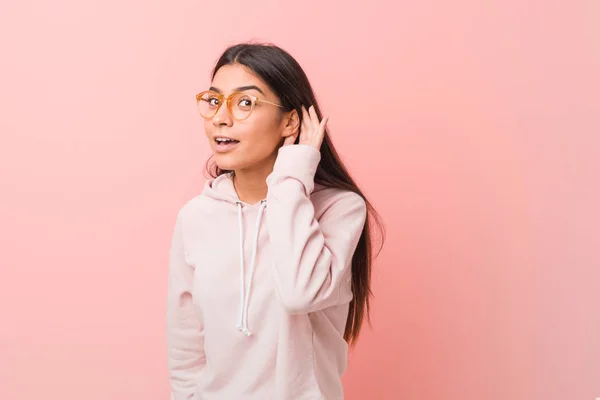 Jovem Bonita Árabe Mulher Vestindo Casual Esporte Olhar Tentando Ouvir — Fotografia de Stock