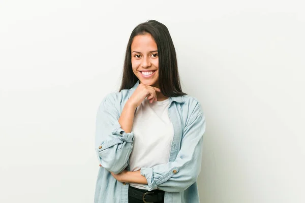 Joven Mujer Hispana Sonriendo Feliz Confiada Tocando Barbilla Con Mano — Foto de Stock