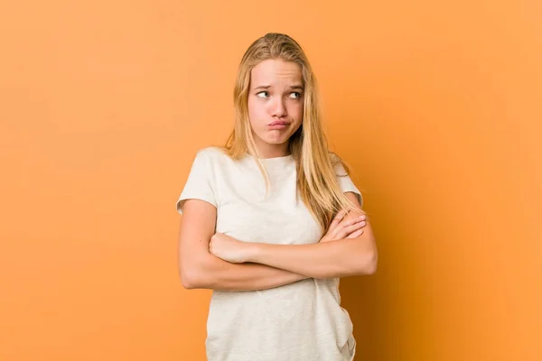 Schattige Natuurlijke Tiener Vrouw Ongelukkig Zoek Camera Met Sarcastische Uitdrukking — Stockfoto