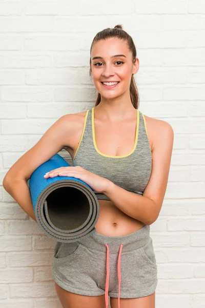 Giovane Donna Caucasica Indossa Abiti Sportivi Con Tappeto — Foto Stock