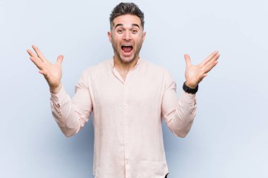 Bir zafer veya başarı kutluyor genç yakışıklı serin adam, o sürpriz ve şok.