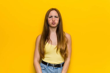 Genç kızıl saçlı zencefilli kadın yanakları pervasız darbeler ile, yorgun ifade vardır. Yüz ifadesi kavramı.