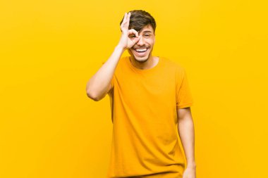 Genç İspanyol rahat adam göz ok jest tutmak heyecanlı.