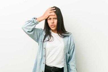 Genç İspanyol kadın yorgun ve çok uykulu tutmak el üzerinde kafa.