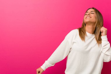 Bir duvar dans karşı genç otantik karizmatik gerçek insanlar kadın ve eğlenmek.