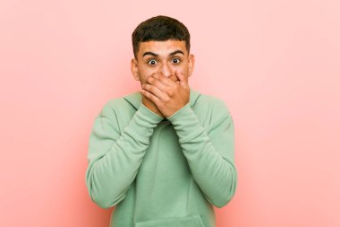 Genç İspanyol spor adam eller ile ağız kapsayan şok.