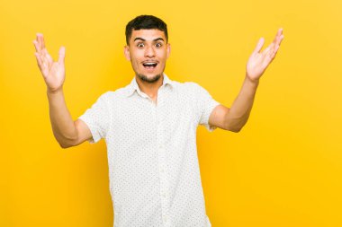 Genç İspanyol adam hoş bir sürpriz, heyecanlı ve el yetiştirme alma.