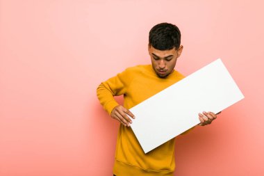 Genç İspanyol adam bir plasard tutan