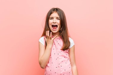 Sevimli küçük kız öfke ile çığlık.