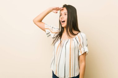 Genç İspanyol kadın uzak alnına el tutarak bakıyor.