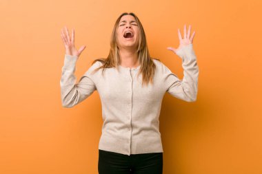 Genç otantik karizmatik gerçek insanlar kadın gökyüzüne çığlık bir duvara karşı, yukarı bakıyor, sinirli.