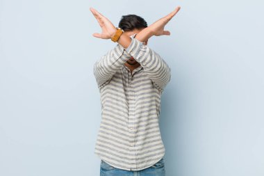 Genç yakışıklı Filipino adam tutan iki silah geçti, inkar kavramı.