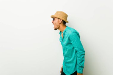 Genç İspanyol adam yaz kıyafetleri giyen bir kopya alanı doğru bağırıyor