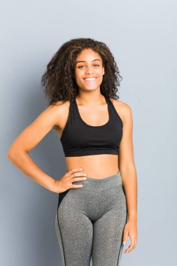 Genç afrikalı amerikalı sportif kadın poz