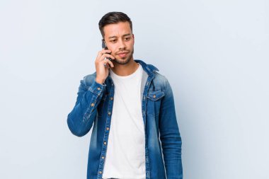 mavi arka planda genç Asya adam