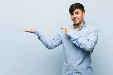 Genç İspanyol iş adamı avuç içi bir kopya alanı tutarak heyecanlı.