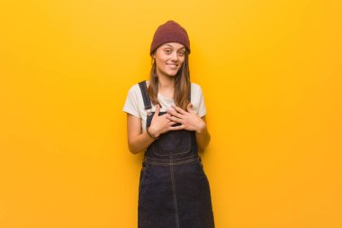 Genç hipster kadın romantik bir jest yapıyor