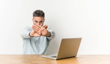 Onun laptop ile çalışan genç yakışıklı adam bir inkar jest yapıyor
