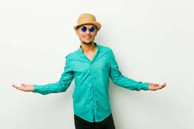 Hoş bir ifade gösteren bir yaz giysileri giyen genç İspanyol adam.