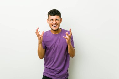 Genç İspanyol adam gergin elleri ile çığlık üzgün.