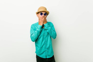 Genç İspanyol adam bir yaz giysileri giymiş elleri ile ağız kapsayan şok.