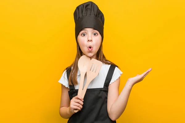 Pequeña Chica Caucásica Con Traje Chef Impresionado Sosteniendo Espacio Copia — Foto de Stock