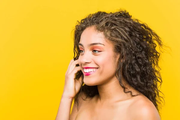 Primer Plano Una Joven Afroamericana Hermosa Maquilladora Posando — Foto de Stock