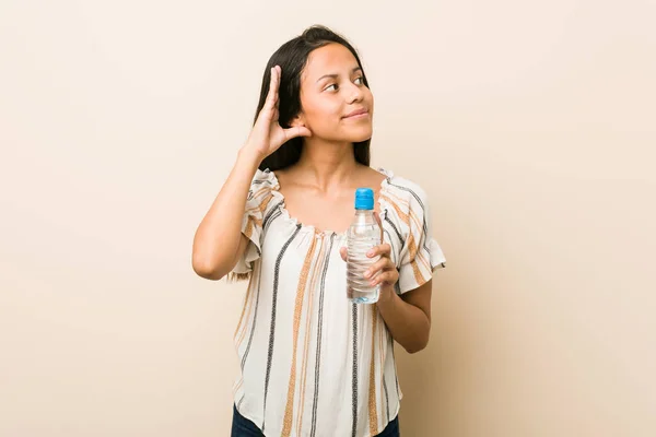 Junge Hispanische Frau Die Eine Flasche Wasser Der Hand Hält — Stockfoto