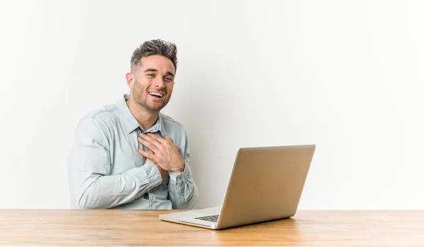 Joven Hombre Guapo Trabajando Con Portátil Riendo Manteniendo Las Manos — Foto de Stock