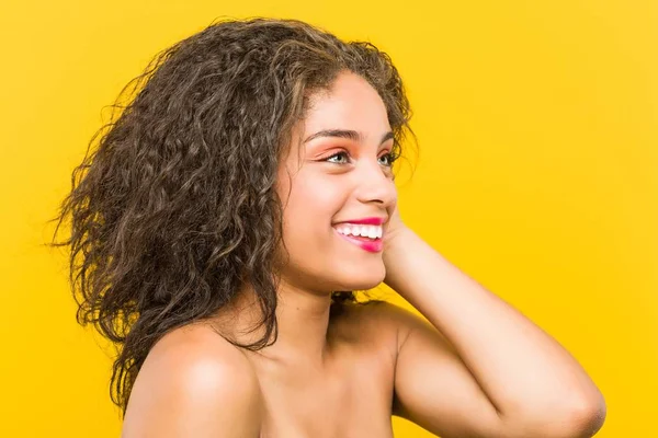 Close Uma Jovem Afro Americana Bonita Make Mulher Posando — Fotografia de Stock