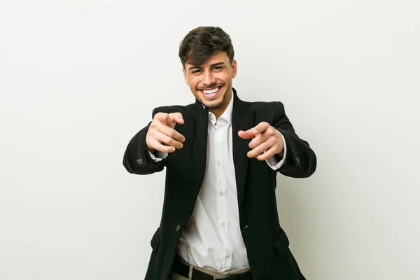 Giovane Business Ispanico Uomo Allegro Sorrisi Puntando Fronte — Foto Stock