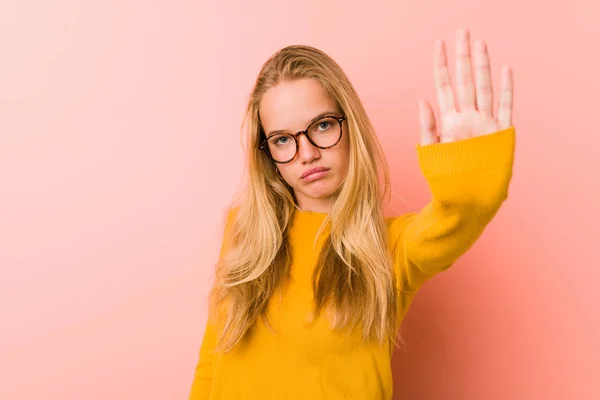 Adorable Mujer Adolescente Pie Con Mano Extendida Mostrando Señal Stop — Foto de Stock