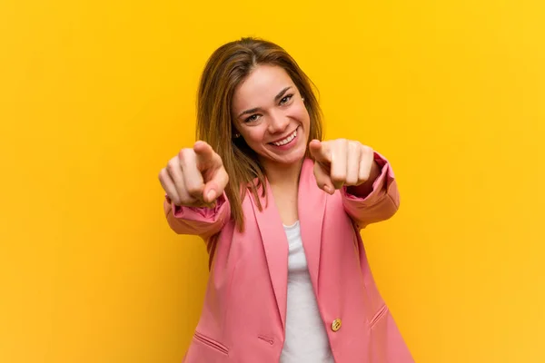 Joven Mujer Negocios Moda Sonrisas Alegres Apuntando Hacia Frente — Foto de Stock