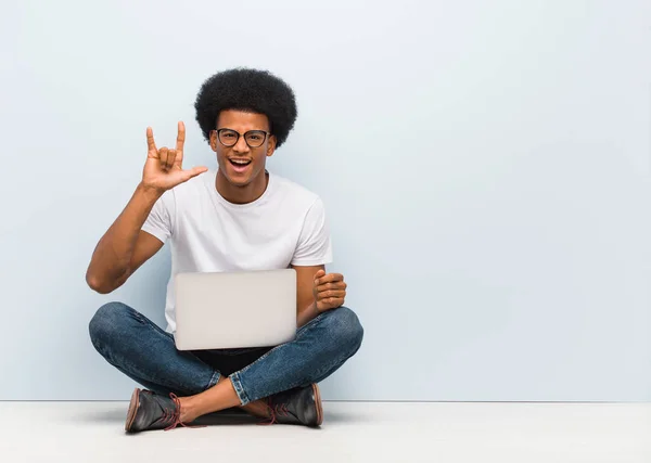 Jonge Zwarte Man Zittend Vloer Met Een Laptop Doen Een — Stockfoto