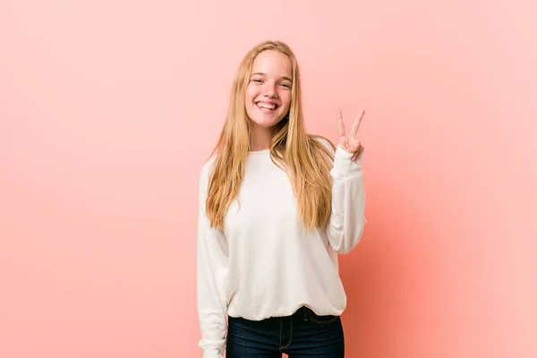 Jovem Loira Adolescente Mulher Mostrando Sinal Vitória Sorrindo Amplamente — Fotografia de Stock