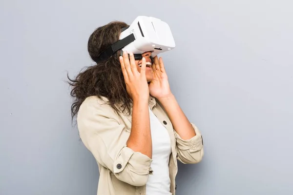 Jonge Afro Amerikaanse Vrouw Met Behulp Van Een Virtual Reality — Stockfoto