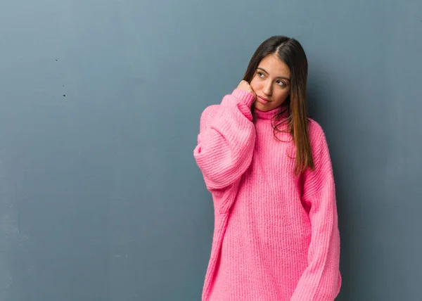 Joven Mujer Moderna Pensando Algo Mirando Lado — Foto de Stock