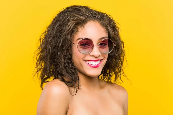 Zbliżenie Młodych African American Piękne Makijaż Kobieta Noszenie Okulary Przeciwsłoneczne — Zdjęcie stockowe