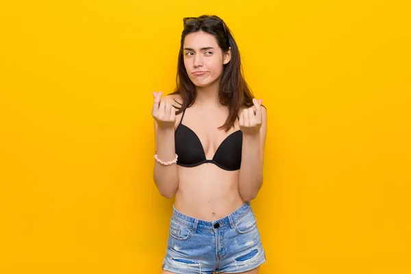 Młoda Brunetka Kobieta Ubrana Bikini Przed Żółtym Tle Pokazując Nie — Zdjęcie stockowe