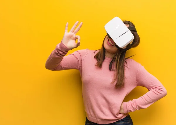 Jonge Schattige Vrouw Het Dragen Van Een Virtuele Realiteit Googles — Stockfoto