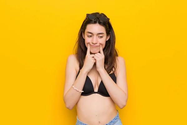 Joven Morena Con Bikini Sobre Fondo Amarillo Dudando Entre Dos — Foto de Stock