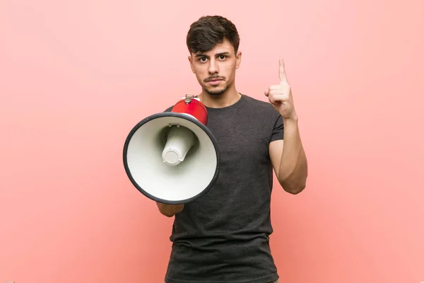 Ung Spansktalande Man Innehar Megafon Visar Nummer Ett Med Finger — Stockfoto