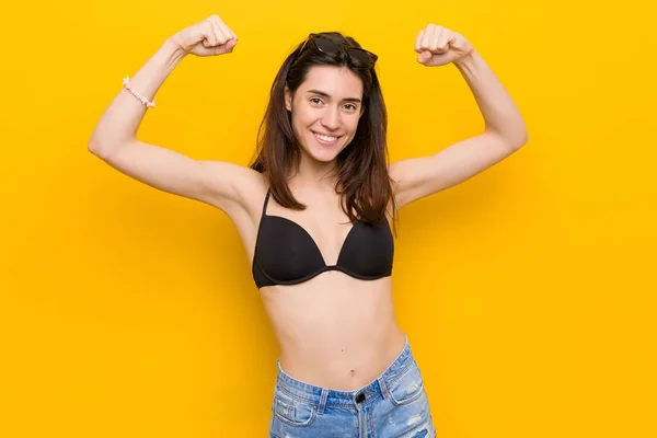 Jonge Brunette Vrouw Het Dragen Van Een Bikini Tegen Gele — Stockfoto