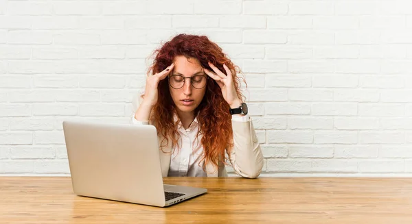 Joven Pelirroja Rizada Mujer Trabajando Con Portátil Tocando Las Sienes — Foto de Stock