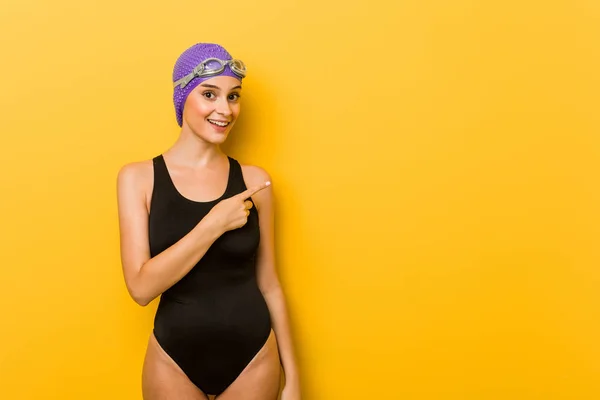 Jovem Nadadora Caucasiana Sorrindo Apontando Para Lado Mostrando Algo Espaço — Fotografia de Stock